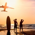 voyager avec une planche de surf en avion