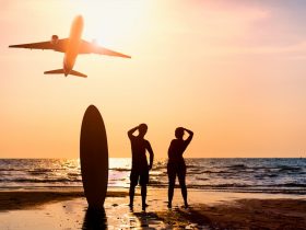 voyager avec une planche de surf en avion