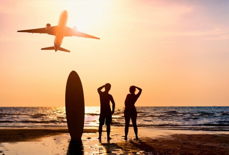 voyager avec une planche de surf en avion