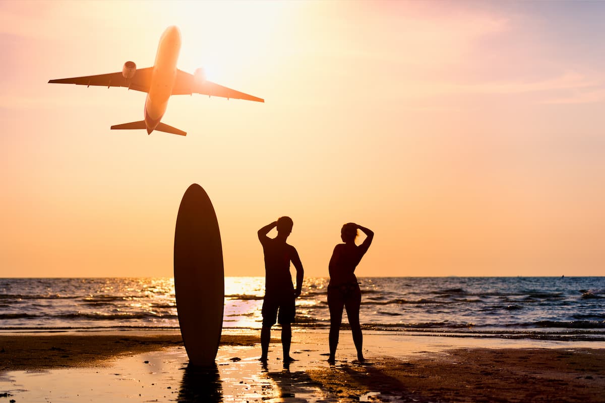 voyager avec une planche de surf en avion